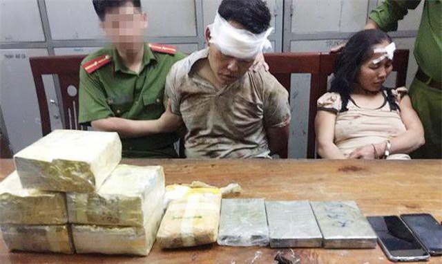 Nghệ An: Bắt giữ cặp vợ chồng vận chuyển 3 bánh heroin, 5kg ma túy đá