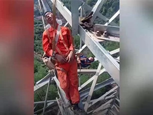Clip: Thót tim trước cảnh treo mình ngủ ở độ cao 50 mét của những người thợ điện