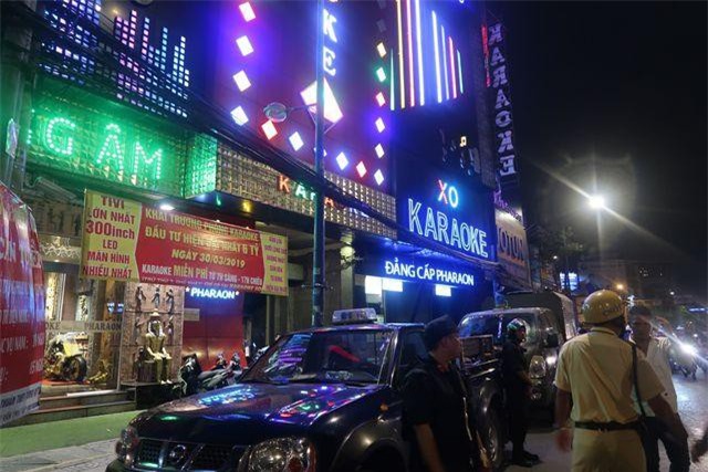 TPHCM: Khám xét quán karaoke của Phúc XO - người đeo nhiều vàng nhất Việt Nam