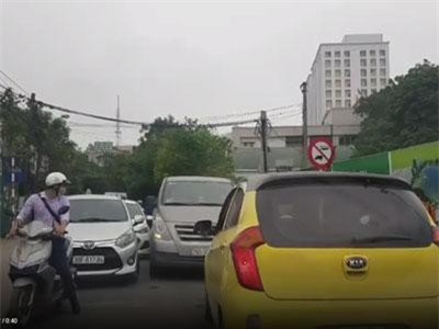 Clip: Làm thế nào để "xử"… xe đi lấn làn?