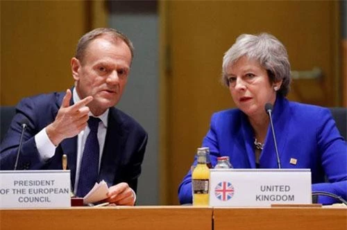 Thủ tướng Anh Theresa May và chủ tịch Hội Đồng Châu Âu Donald Tusk trong cuộc họp thượng đỉnh bất thường, Brussels, Bỉ, ngày 25/11/2018. Ảnh: Reuters.