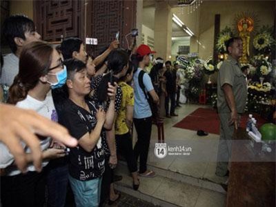 Clip: Bên cạnh nỗi buồn tiếc thương cho những người nghệ sĩ quá cố là sự nhẫn tâm của đám đông livestream