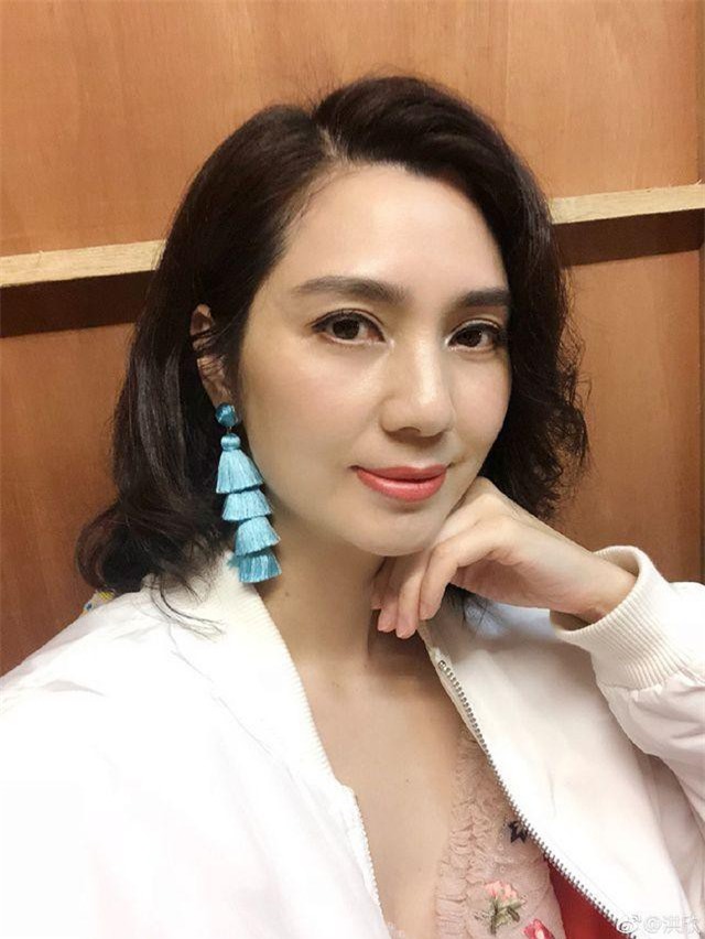 Mỹ nhân U50 - Hồng Hân phờ phạc, suy sụp vì scandal ngoại tình của chồng trẻ