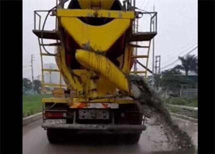 Clip: Xe trộn bê tông "hồn nhiên" vừa đi vừa xả thải bẩn ra giữa đường