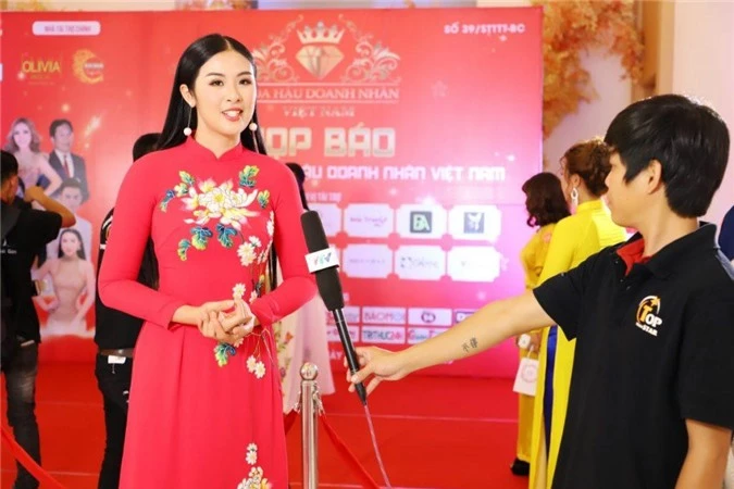 Hoa hậu Ngọc Hân phát biểu tại buổi họp báo
