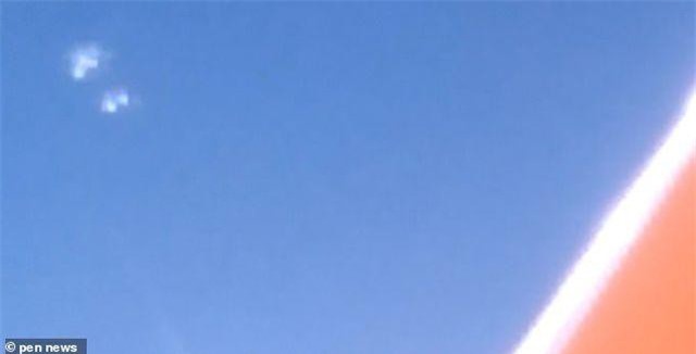 CLIP: Vật thể bay bí ẩn bất ngờ tách làm 6 phần gần máy bay Hàn Quốc