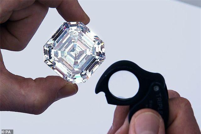 CLIP: Viên kim cương “lớn nhất, trong nhất” đắt giá tới mức không thể định giá