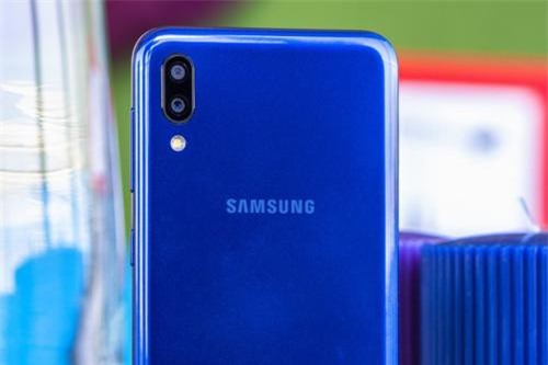 Trên tay Samsung Galaxy M10: Camera kép, giá 3,49 triệu ở Việt Nam