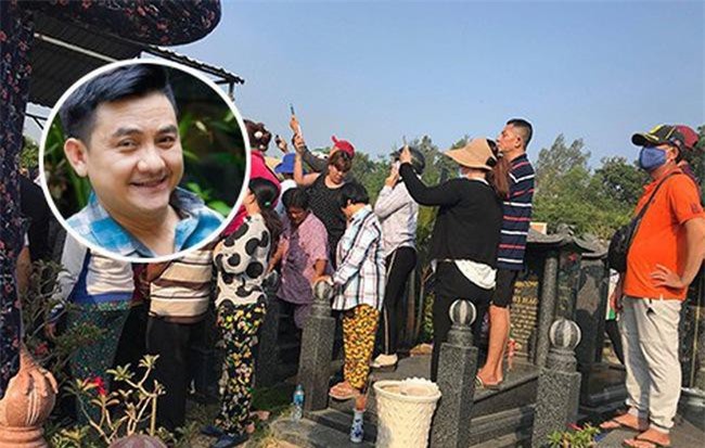 Đám đông chen lấn, giẫm đạp lên các mộ phần để tìm "vị trí đẹp" theo dõi tang lễ Anh Vũ