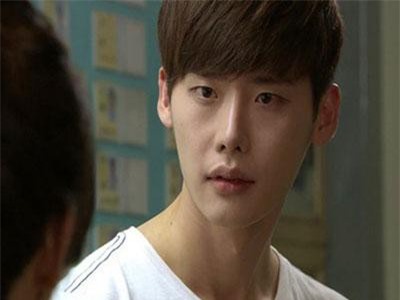 Đi đổ rác bất ngờ gặp vợ đang ôm ấp nhân tình ở gốc cây, tôi chỉ nói một câu khiến cô ta ê chề