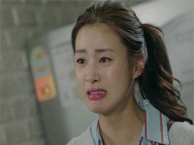 Ngồi trong nhà vệ sinh, vô tình nghe được những lời thì thầm ở bên ngoài, vợ lặng người biết bí mật của chồng