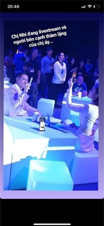 Có ai yêu Đông Nhi nhiều như Ông Cao Thắng: Nàng mải mê livestream, chàng kiên nhẫn ngồi bên cạnh rọi flash - Ảnh 1. Có ai yêu Đông Nhi nhiều như Ông Cao Thắng: Nàng mải mê livestream, chàng kiên nhẫn ngồi bên cạnh rọi flash - Ảnh 1.