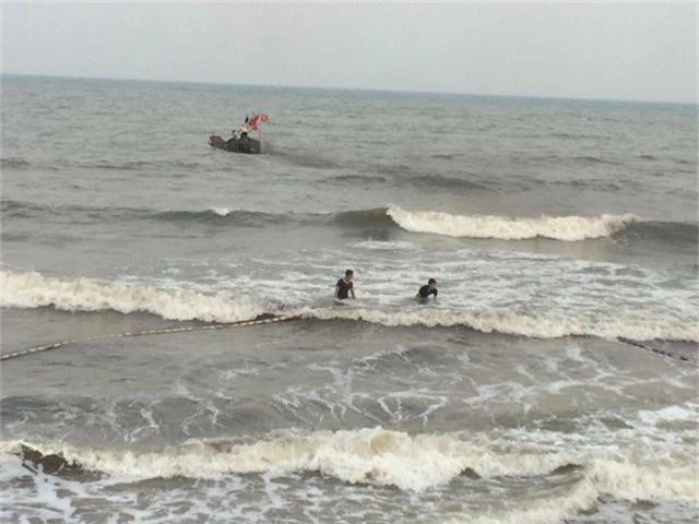 Nhóm học sinh rủ nhau tắm biển, một em bị sóng cuốn mất tích - 2