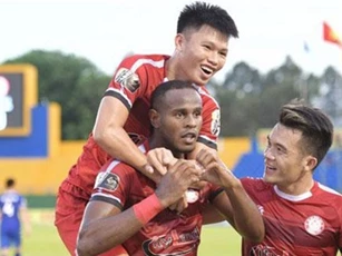 CLIP: Đả bại B.Bình Dương, CLB TP.HCM leo lên ngôi đầu