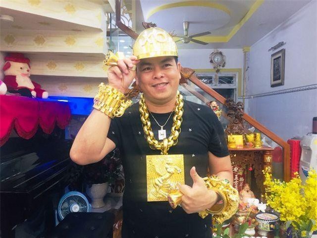 TPHCM: Phúc XO khai đeo vàng giả trên người, xe ngũ quý cũng biển giả