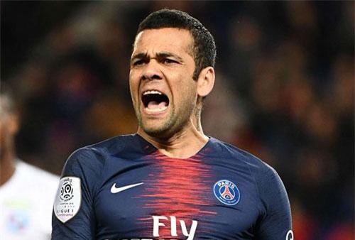 Dani Alves chưa hết cay cú vì thua M.U