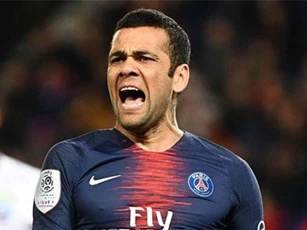 Dani Alves chưa hết cay cú vì thua M.U