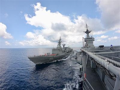 Chuyến đi biển hiếm hoi của tàu sân bay “độc nhất” ĐNÁ