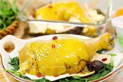 Clip: Đùi gà tần lá ngải cứu thơm ngon bồi bổ cho sức khỏe gia đình