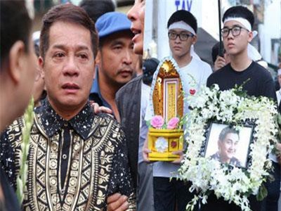 Clip: Gia đình và các nghệ sĩ lặng người, bật khóc xúc động trong lễ di quan Anh Vũ