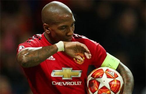 Đá tệ khó tin, Ashley Young bị CĐV đòi đuổi khỏi M.U