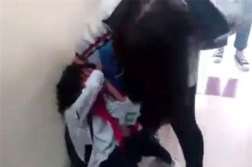 Quảng Ninh: Đình chỉ hiệu trưởng và giáo viên để học sinh đánh bạn