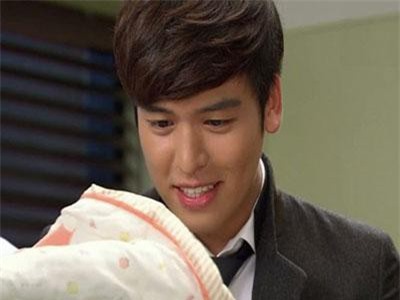 Vừa bế đứa con mới sinh, chồng thấy lạ vì không giống mình, thái độ của người vợ đã tiết lộ chân tướng sự việc