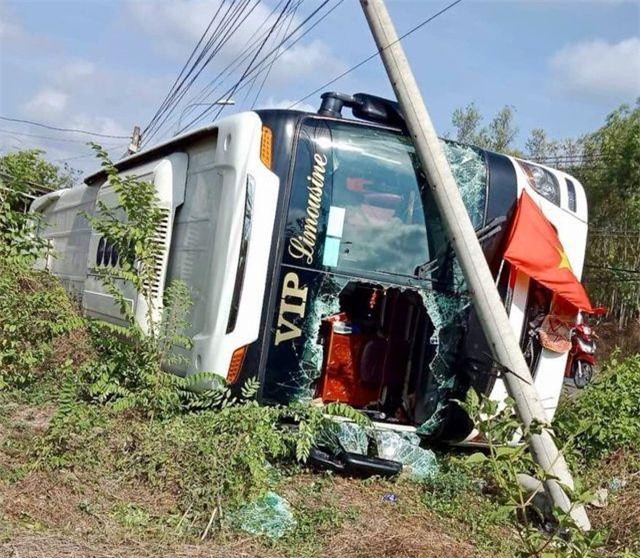 Đồng Nai: Xe giường nằm lật ngang, người dân đập vỡ kính chắn gió để cứu hành khách