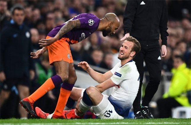 Kane chuẩn bị lên bàn mổ, ngồi ngoài 3 tháng