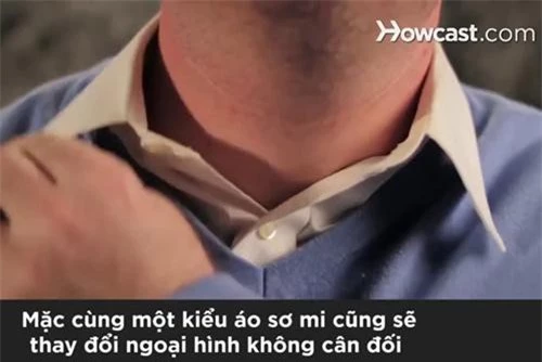 Cổ áo V giúp thu hút sự chú ý vào ngực và làm mờ nọng ở cằm.