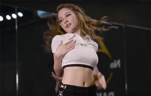 Trâm Anh lại gây phản cảm trong clip mà góc quay chỉ tập trung vào vòng ba