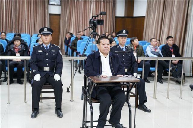 Quan chức Trung Quốc giấu chục triệu USD tham nhũng trong chuồng gà, bể nước