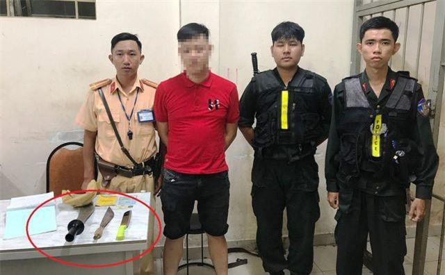 TPHCM: Cảnh sát chặn bắt ô tô của nam thanh niên chở nhiều dao tự chế