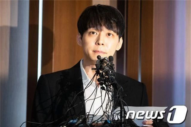 Cảnh sát cấm “Hoàng tử gác mái” Park Yoochun xuất ngoại - 1