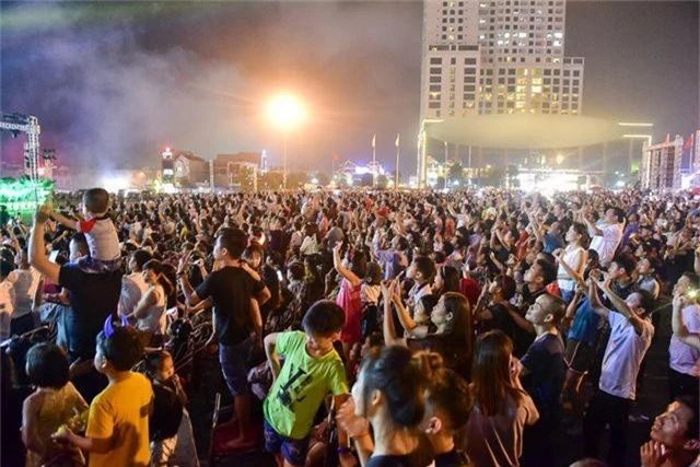 Hàng vạn người mãn nhãn với màn pháo hoa trong đêm khai hội Đền Hùng 2019 - 11