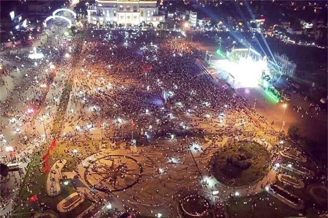 Hàng vạn người mãn nhãn với màn pháo hoa trong đêm khai hội Đền Hùng 2019 - 14