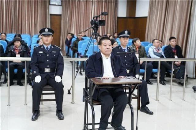 Quan chức Trung Quốc giấu chục triệu USD tham nhũng trong chuồng gà, bể nước - 1