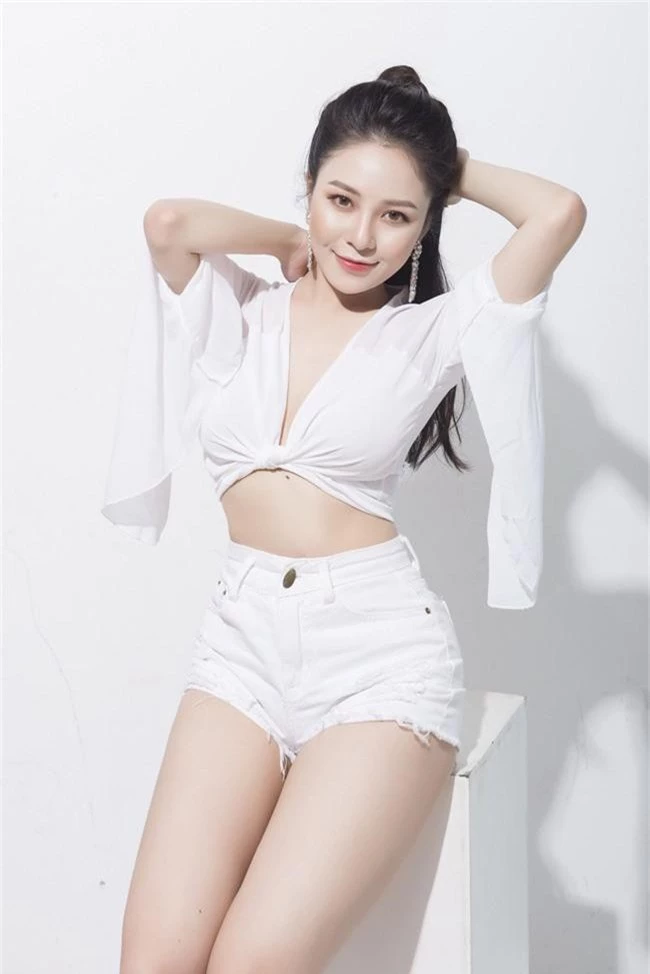 Quay clip cover Kpop nhảy sexy, hot girl Trâm Anh lại bị chê phản cảm - Ảnh 2.