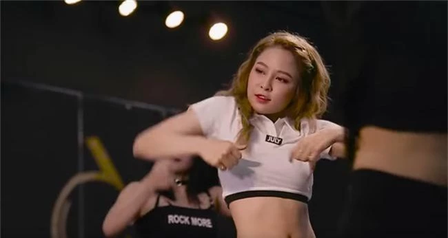Quay clip cover Kpop nhảy sexy, hot girl Trâm Anh lại bị chê phản cảm - Ảnh 7.