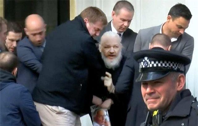 Chiến dịch 36 giờ “nghẹt thở” bắt giữ ông chủ WikiLeaks