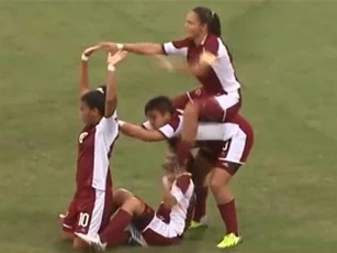 CLIP: Những pha ăn mừng bá đạo của các cầu thủ nữ