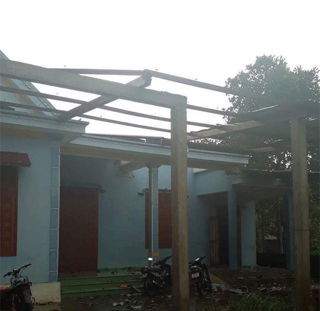 Quảng Bình: Lốc xoáy "quét qua", 49 ngôi nhà tốc mái, nhiều diện tích cây trồng hư hại