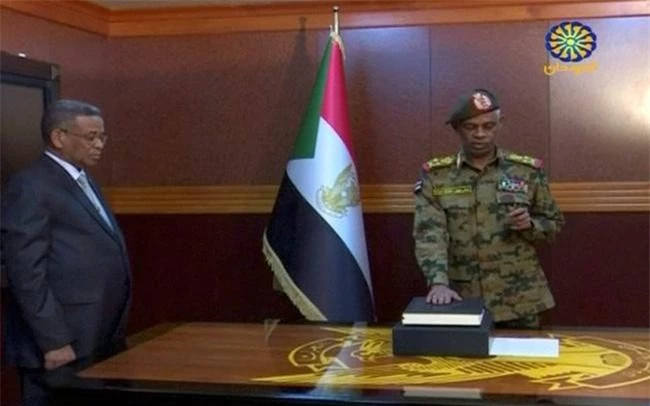Ông Auf tuyên thệ nhậm chức người đứng đầu Hội đồng quân sự chuyển tiếp tại Sudan. Nguồn: Chinadaily