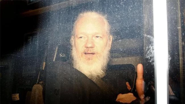 Nhà sáng lập WikiLeaks Julian Assange trong một chiếc xe cảnh sát, sau khi bị bắt ở London (Anh). (Ảnh: Reuters