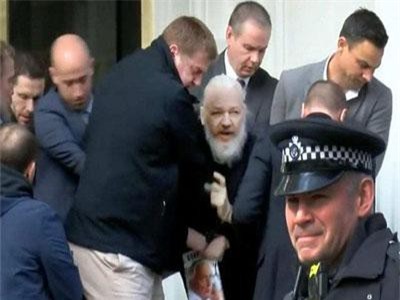 Clip: Cuộc chiến pháp lý của ông chủ WikiLeaks sau 7 năm trốn chạy