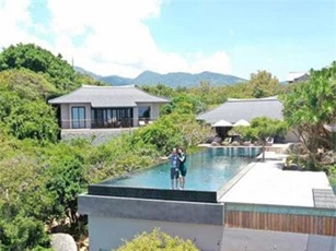 Cường Đô La khoe ảnh ngọt ngào bên Đàm Thu Trang ở resort 6 sao, dân mạng rôm rả bàn tán về giá phòng "trên trời"