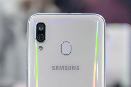 Cận cảnh Samsung Galaxy A40: Camera kép, RAM 4 GB, giá 6,56 triệu