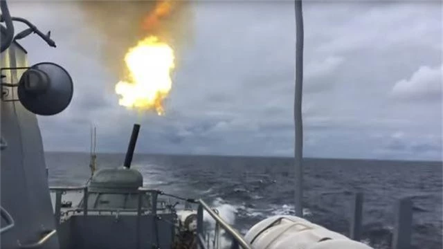 Video tàu Nga khai hỏa như “sấm sét” tại biển Baltic - 1