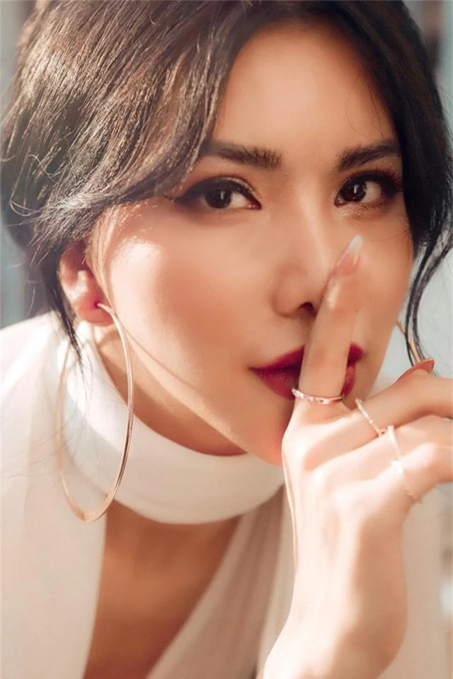 Hoa hậu Loan Vương quyến rũ chết người trong bộ ảnh mới - Ảnh 2.