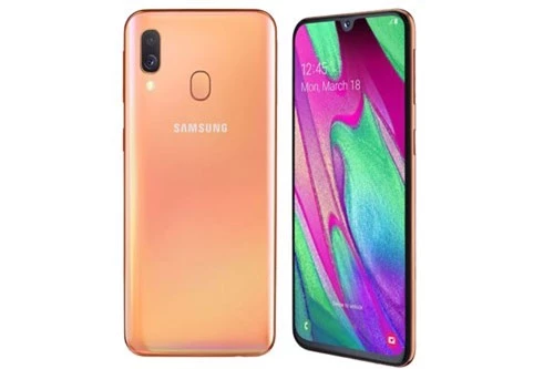 “Trái tim” của Samsung Galaxy A40 là vi xử lý Exynos 7885 8 nhân với tốc độ cao nhất 1,8 GHz, GPU Mali-G71. RAM 4 GB/ROM 64 GB, có khay cắm thẻ microSD chuyên dụng với dung lượng tối đa 512 GB. Hệ điều hành Android 9.0 Pie.